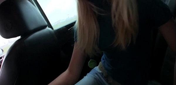  Amateur hitchhiker cheats on her bf with driver